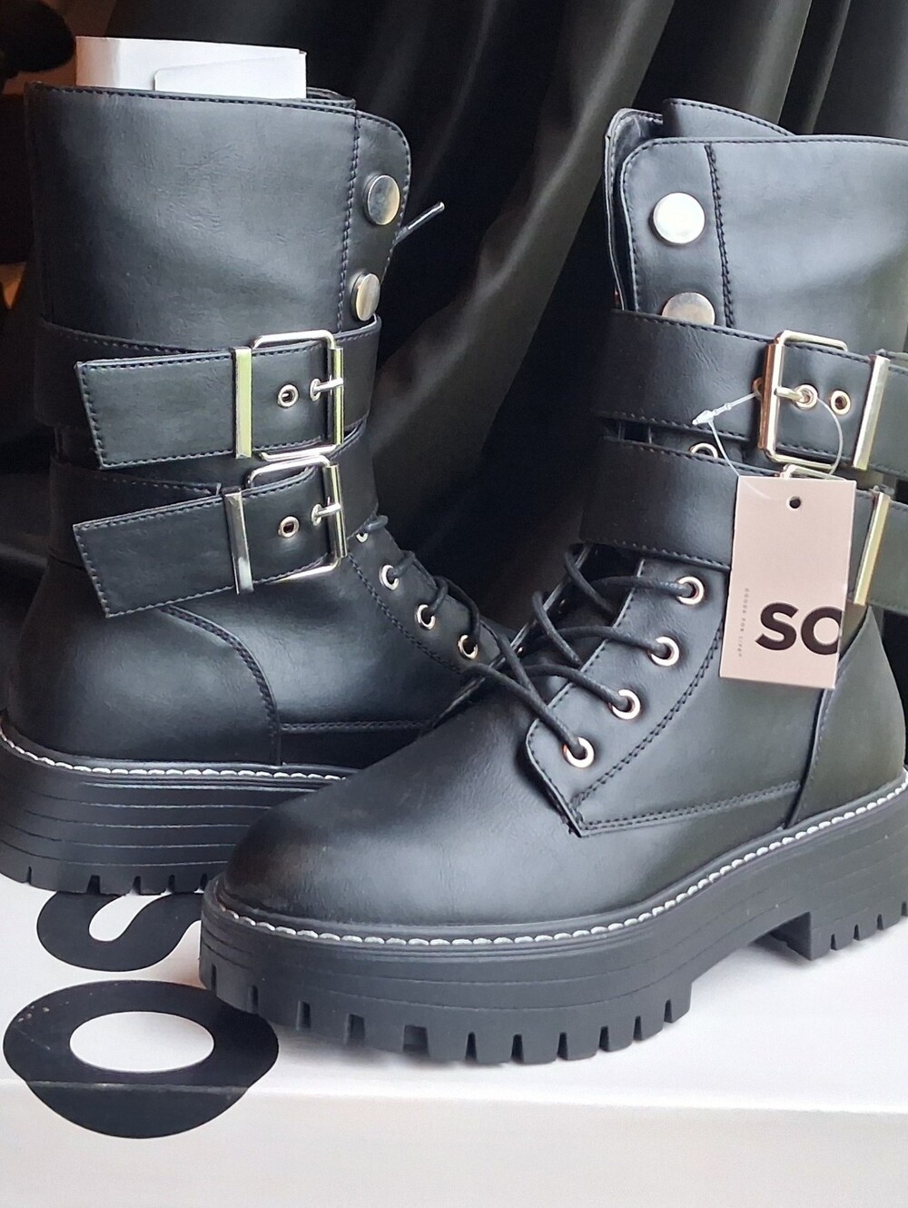Womans Black Boots - Picture 3 of 6